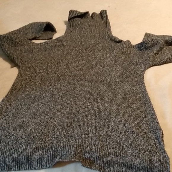 Hollister cold shoulder sweater - Picture 5 of 7